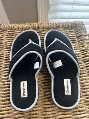 dearfoams Women’s Black Quilted Thong Slippers with White Trim Size Large (9-10)